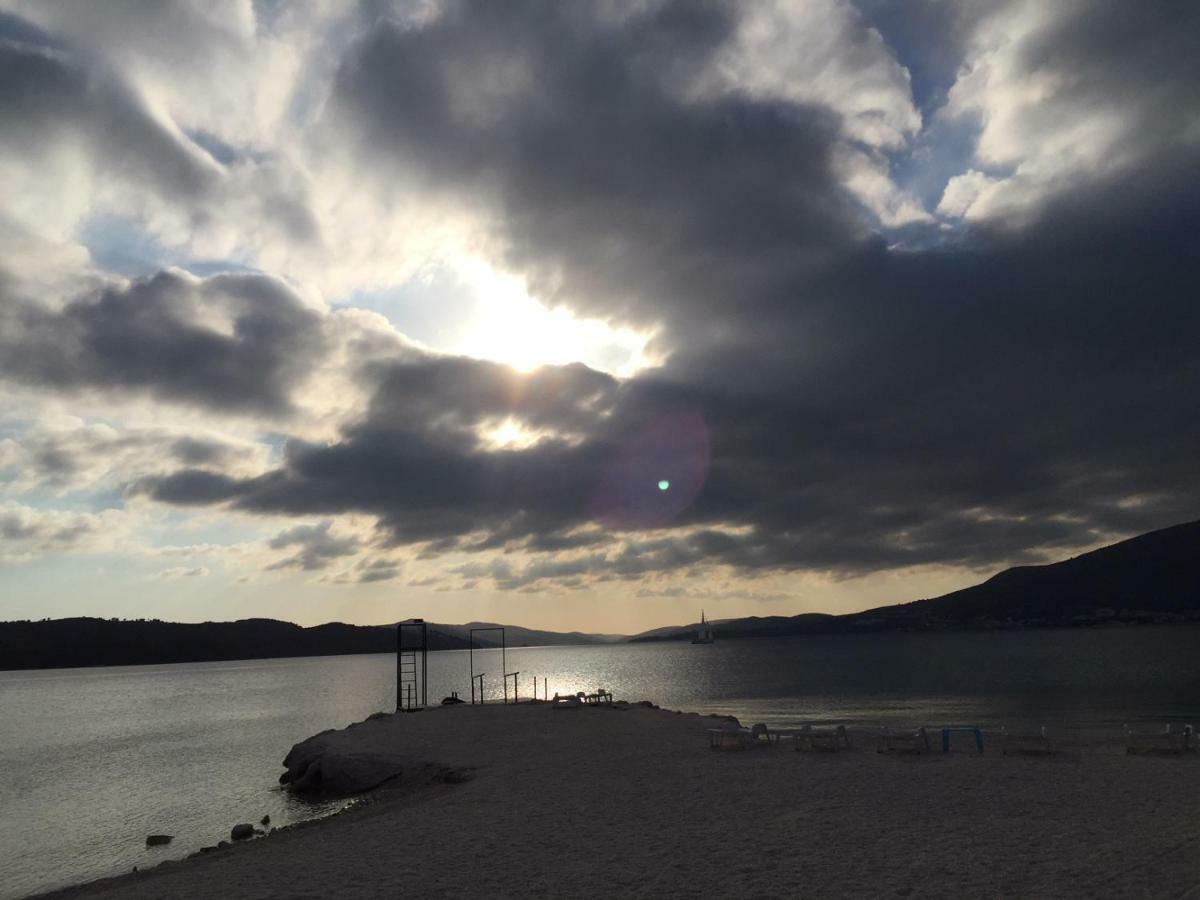 Appartamento Cozy Place On The Beach Traù Esterno foto